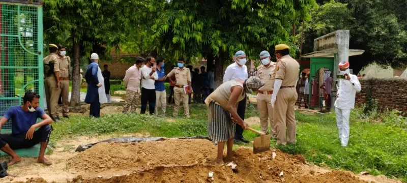 पीलीभीत: पुलिस ने कब्र से निकलवाया अदनान का शव