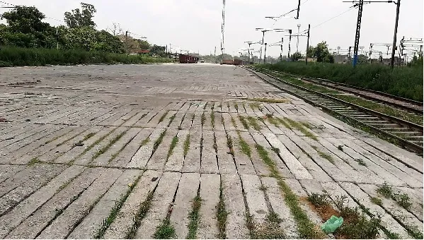 मुरादाबाद : रेलवे ने पुराने स्लीपर से बना दी 500 मीटर लंबी सड़क,आपदा में उपलब्धि