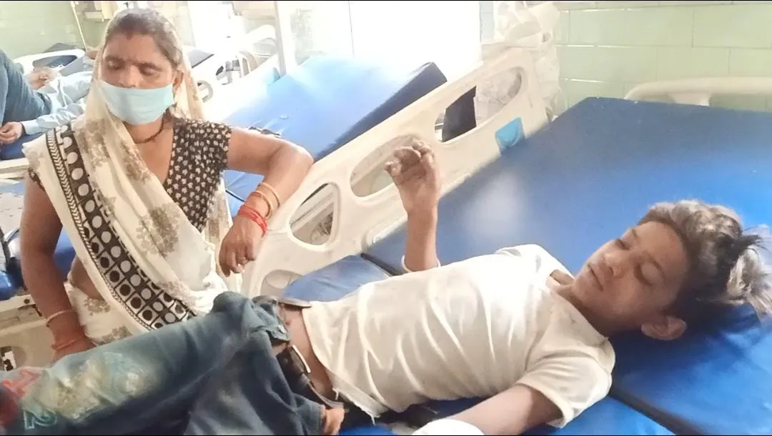 बरेली: बेलपत्र तोड़ने पेड़ पर चढ़ा किशोर और फिर… पहुंच गया अस्तपताल