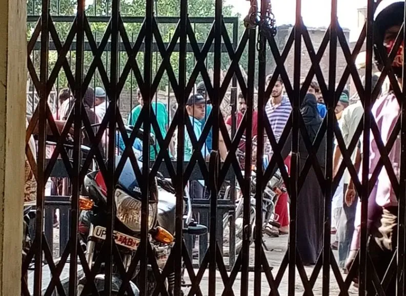 बरेली: भीड़ के पहुंचने पर किला बिजली उपकेन्द्र का बंद किया गया गेट