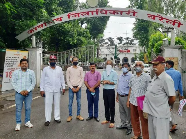बरेली: पेड़ों को बचाने के लिए विरोध तेज, डीएम से मिले पर्यावरण प्रेमी