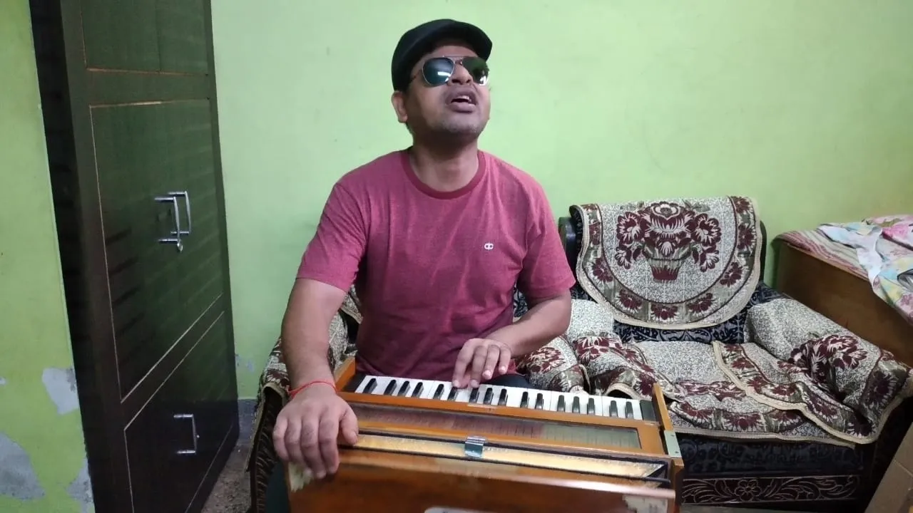 बरेली: देख नहीं सकते मगर कौशल दिखाते हैं संगीत की राह