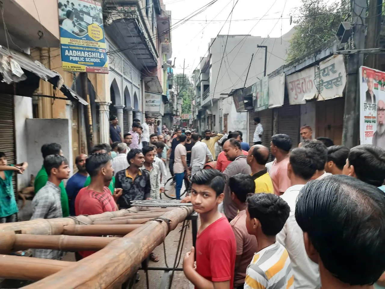 बरेली: हाईटेंशन लाइन के टूटे तार ने ली कारोबारी की जान, भीड़ ने सड़क जाम कर किया हंगामा