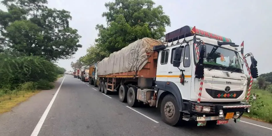 बदायूं: कंटेनर पलटने से छह घंटे जाम रहा बरेली-आगरा राजमार्ग