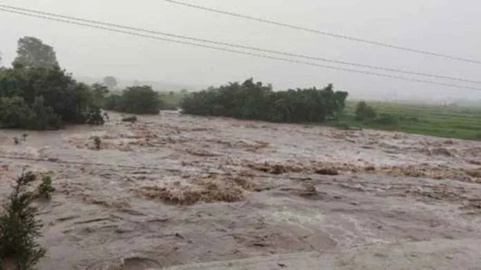 हिमाचल में मूसलाधार बारिश के चलते आई बाढ़, बीस लोगों की मौत की आशंका, सात लापता