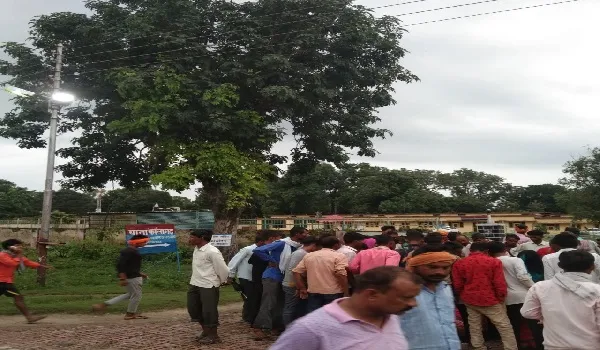 बिजनौर : पुलिस हिरासत में युवक की मौत, थाने में शव रखकर किया प्रदर्शन