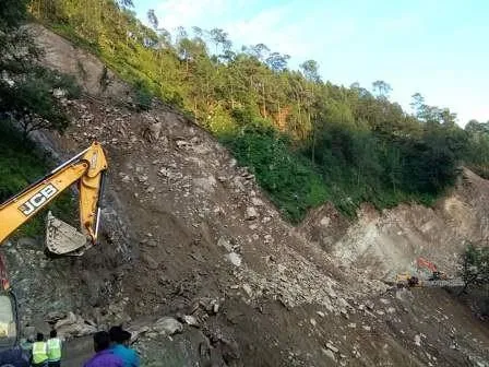 टनकपुर: स्वाला के पास मलबा आने से नेशनल हाइवे 8 घंटे रहा बंद