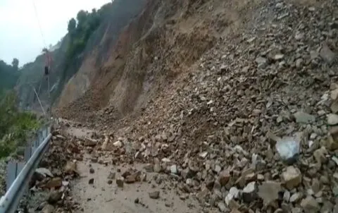 देहरादून: उत्तरकाशी में लगातार बारिश, भूस्खलन, गंगोत्री और यमुनोत्री हाईवे बंद
