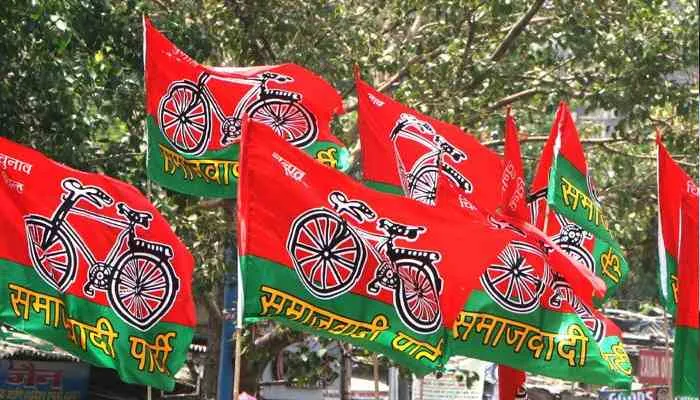 बाराबंकी: चुनाव से पहले सपा में मचा घमासान, दो विधायकों की होर्डिंग चर्चा में