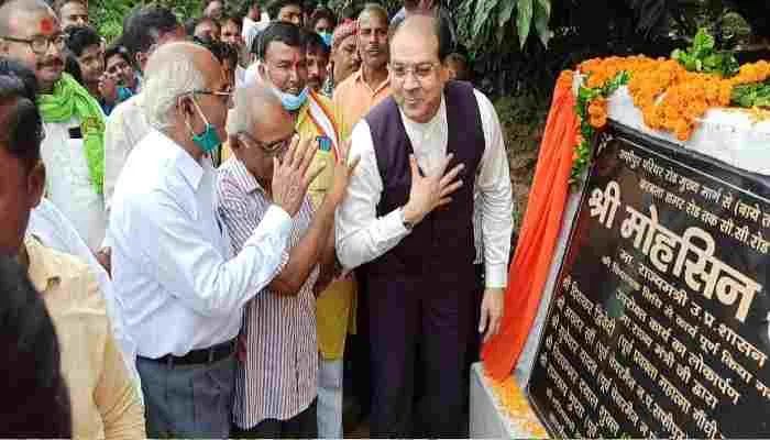 उन्नाव: मंत्री मोहसिन रजा ने किया सड़क का उद्घाटन, पूर्व की सरकारों पर कसा तंज