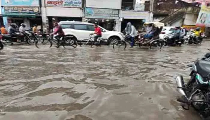 गोरखपुर: डेढ़ घंटे की बारिश, डूब गया शहर, घरों व दुकानों में घुसा पानी