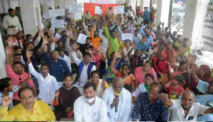 लखनऊ: मांगों को लेकर निकाय कर्मियों ने किया प्रदर्शन, दी ये बड़ी चेतावनी