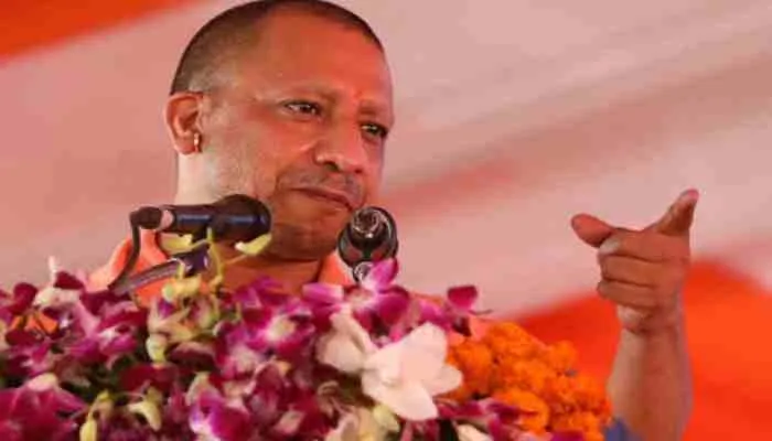 यूपी: सांसदों को बांटी गई योगी सरकार की उपलब्धियों वाली किताब, कहा- गांव-गांव करो बखान