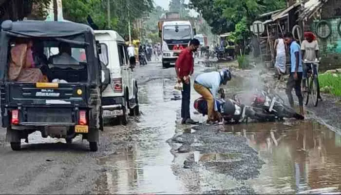 अमेठी: ‘गड्डा मुक्त सड़क’ के दावे को आईना दिखा रहीं हैं ‘गड्ढा युक्त सड़कें’