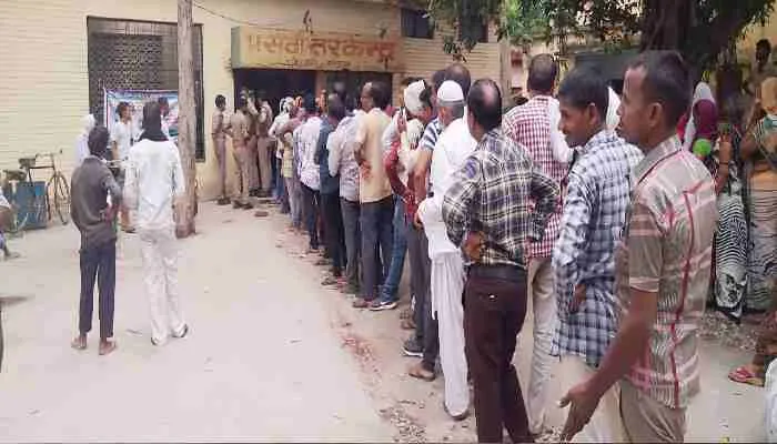 फतेहपुर: सीएचसी में बने वैक्सीनेशन सेंटर में हंगामा, फ्रण्ट लाइन वर्करों को दी धमकी