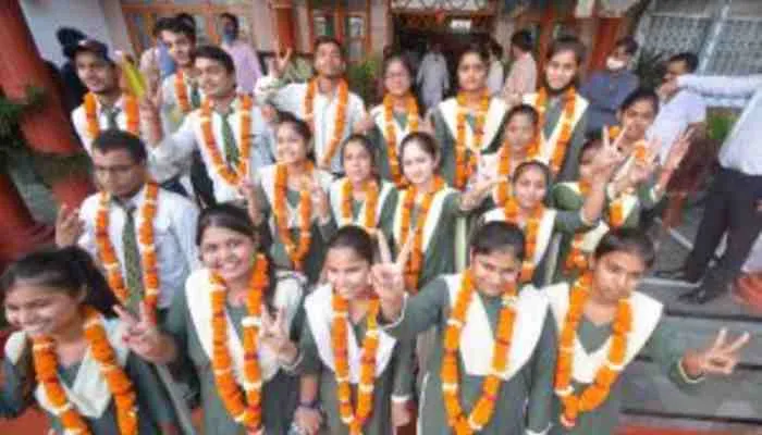 यूपी बोर्ड परीक्षा परिणाम: टूटे अब तक के सभी रिकार्ड, जानिए कितने फीसदी छात्र हुए सफल