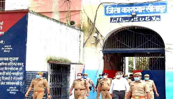सीतापुर: जिलाधिकारी ने किया जेल का औचक निरीक्षण, जानें फिर क्या हुआ