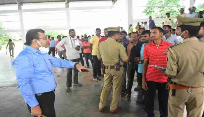बाराबंकी: हड़ताल पर बैठे एंबुलेंसकर्मियों से प्रशासन ने ली चाबी, 4 नेता गिरफ्तार
