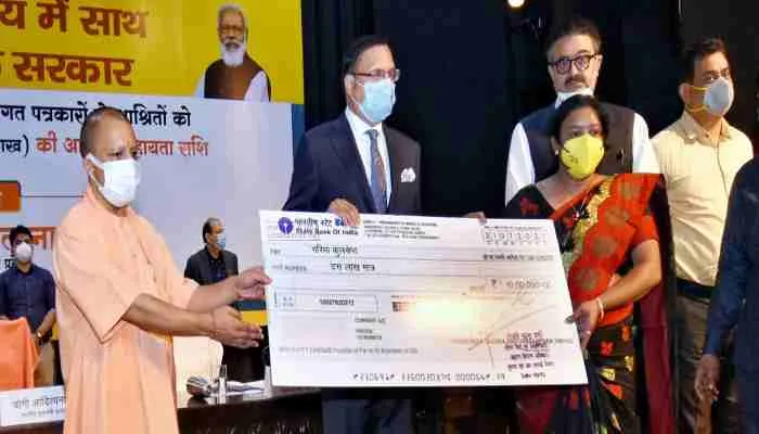 लखनऊ: कोरोना काल में दिवंगत पत्रकारों के परिजनों को योगी सरकार ने दी सहायता राशि