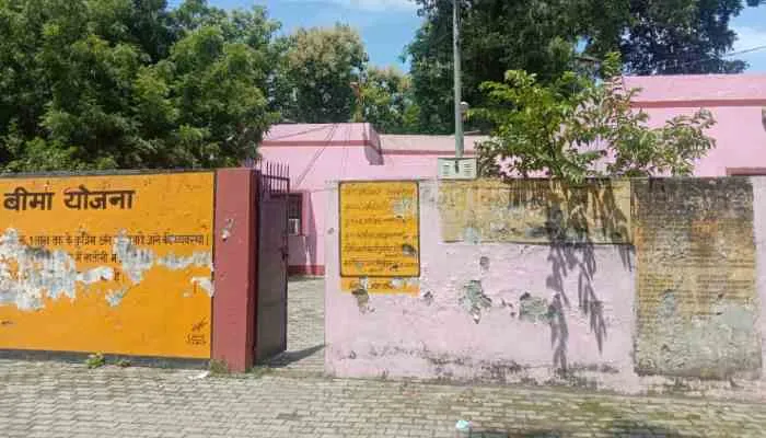 बाराबंकी: पोस्टमार्टम हॉउस के डी-फ्रीजर खराब, दुर्गन्ध से लोगों का जीना मुहाल