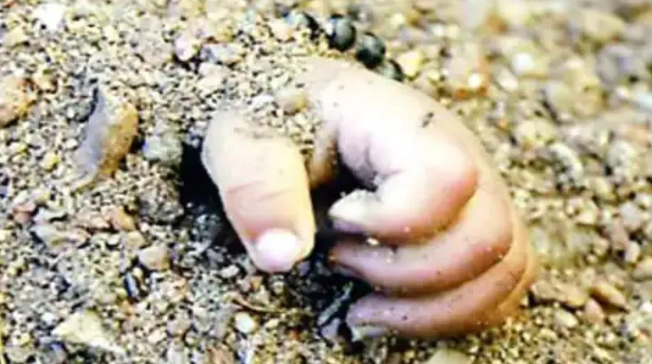 हरदोई: भुखमरी, गरीबी, बेबसी, लाचारी… मां ने अपनी मासूम बच्ची को दफना दिया जिंदा और फिर