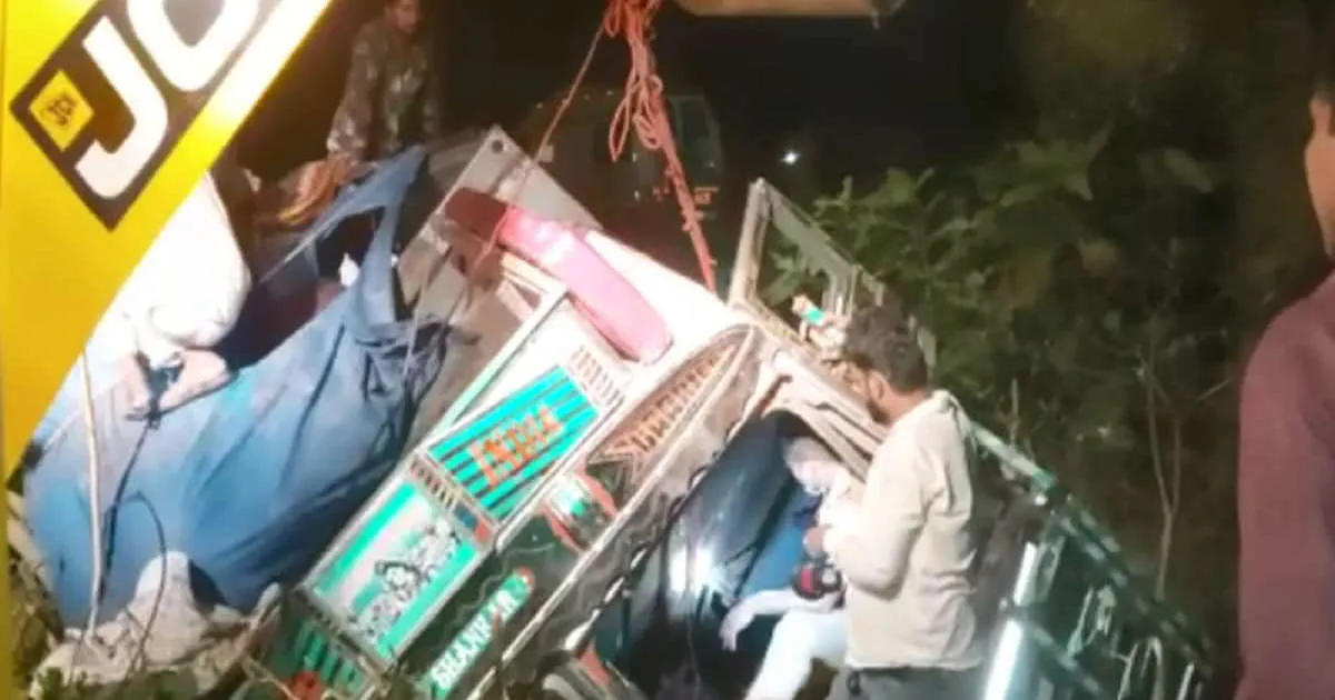 बाराबंकी: ट्रक और ट्रैक्टर ट्रॉली की भीषण टक्कर में 4 की मौत, 30 घायल