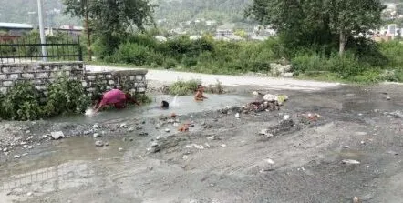 भीमताल: सड़कें हुई तालाबों में तब्दील, जगह-जगह बने गड्ढे
