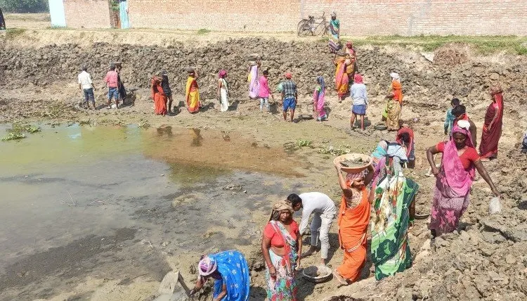 बरेली: आठ साल से सरकारी महकमा दबाए हैं मनरेगा मजदूरों का पैसा