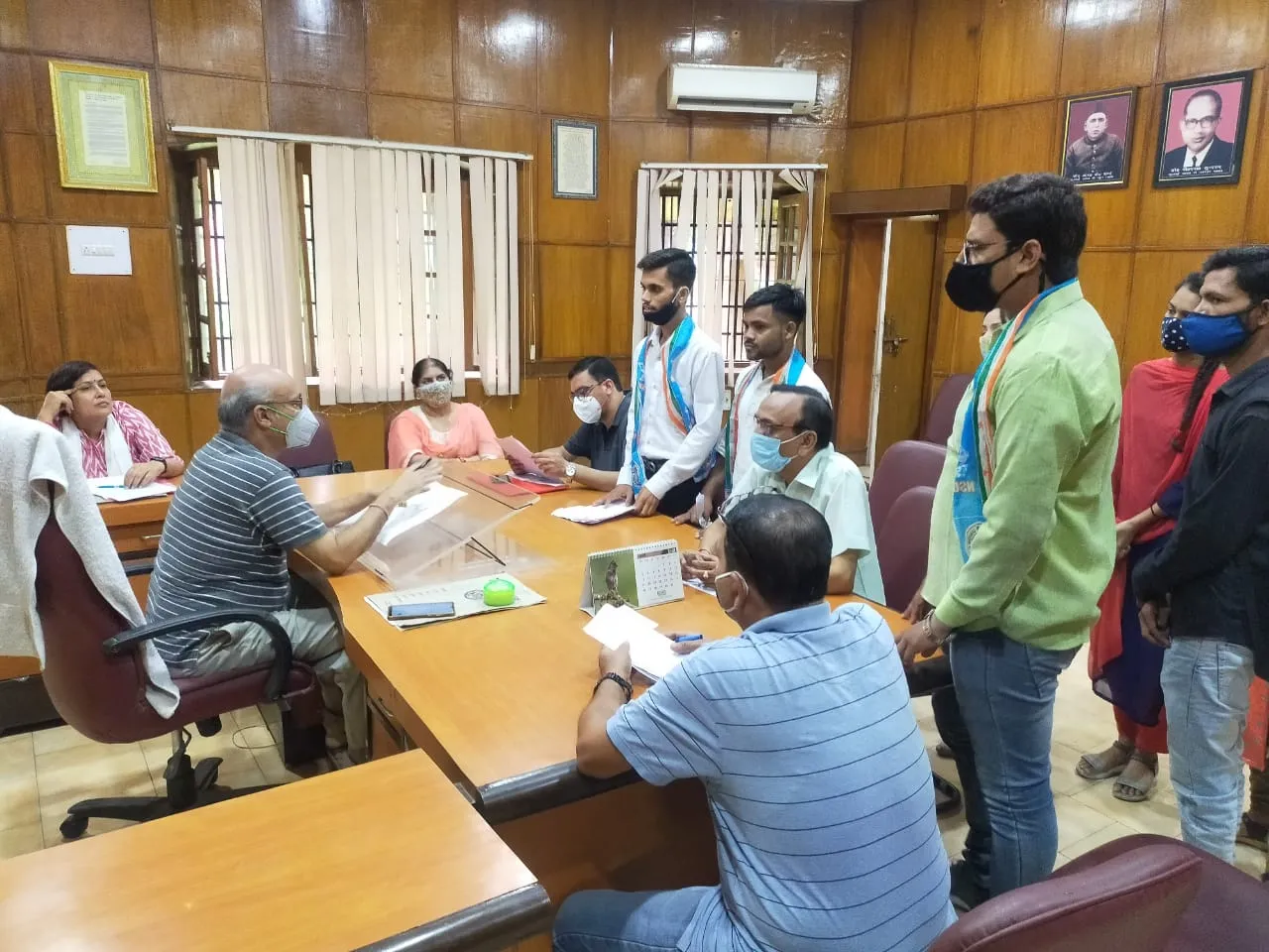 बरेली: एनएसयूआई के सदस्यों ने बरेली कॉलेज के प्राचार्य को सौंपा ज्ञापन