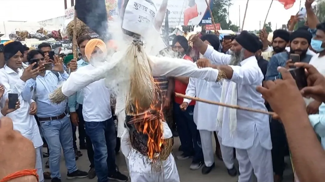 लखीमपुर खीरी: किसानों ने प्रदर्शन कर मिल मालिक का पुतला फूंका