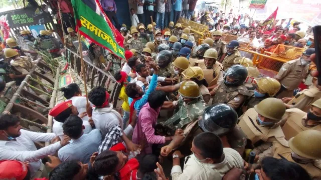 लखीमपुर खीरी: सपाइयों ने किया जोरदार प्रदर्शन, पुलिस से हुई धक्का-मुक्की