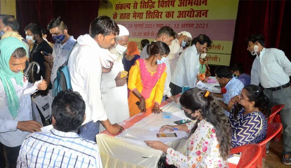 बरेली: भीड़ कम करने के लिए बैंकों में भेजे गए लाभार्थी हुए परेशान