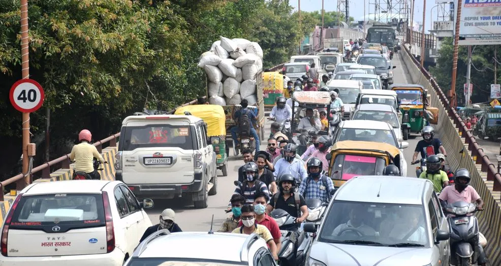 बरेली: गड्ढों में फंसीं गाड़ियां, जाम की गिरफ्त में श्यामगंज पुल