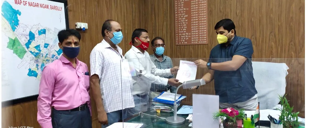 बरेली: नगर निगम में कर्मचारियों ने किया प्रदर्शन, दी तालाबंदी की चेतावनी