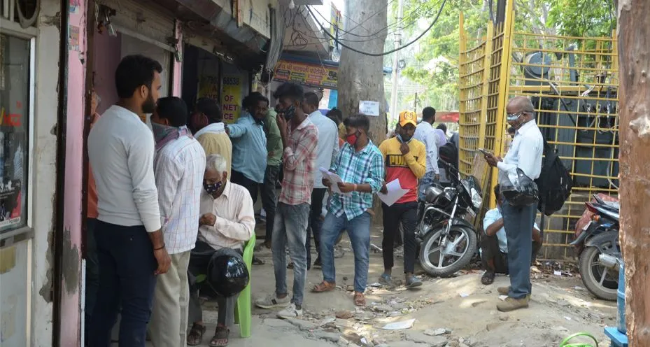 बरेली: अंदर जाने पर लगा प्रतिबंध तो फोन करके बाबूओं से काम करा रहे दलाल