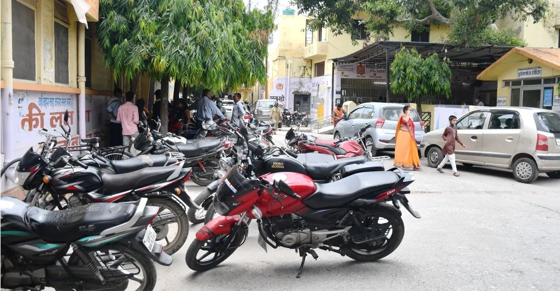 बरेली: जिला अस्पताल में इलाज से पर्चे से दस गुना महंगी पार्किंग