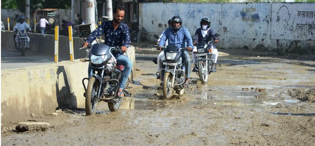 बरेली: सीवर लाइन बिछाने का काम प्रभावित, लोग परेशान