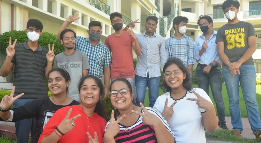 बरेली: बिन टॉपर आए परिणाम में बच्चों ने स्कूलों में जाकर बांटी खुशियां