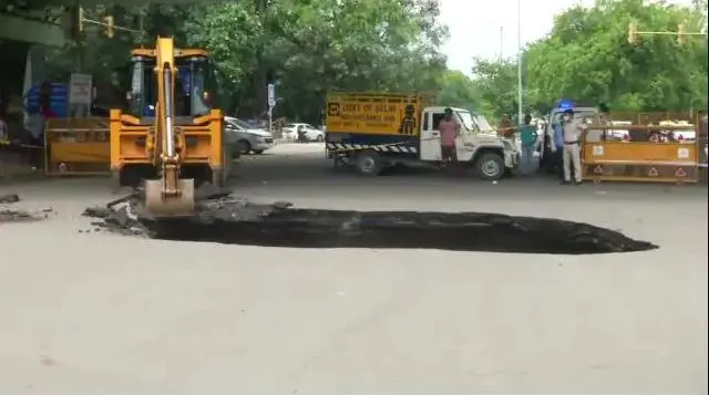 दिल्ली: IIT फ्लाईओवर के नीचे बारिश के कारण सड़क का हिस्सा धंसा, यातायात प्रभावित