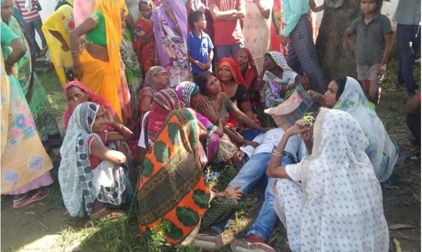 पीलीभीत: टहलने गया था युवक, पेड़ पर लटका मिला शव