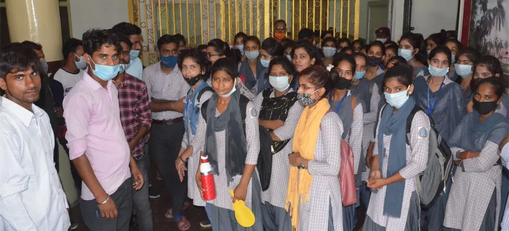 बरेली: परीक्षा केंद्र बदलने का विरोध, विश्वविद्यालय में हंगामा