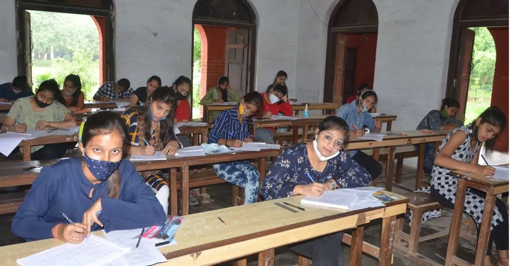 बरेली: 42 हजार छात्रों ने दी परीक्षा, 19 नकलची पकड़े