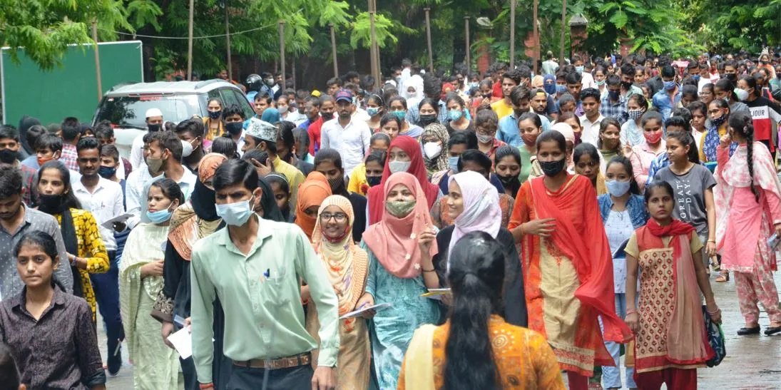 बरेली: परीक्षा में उमड़ी छात्रों की भीड़, 1369 छात्रों ने छोड़ी परीक्षा
