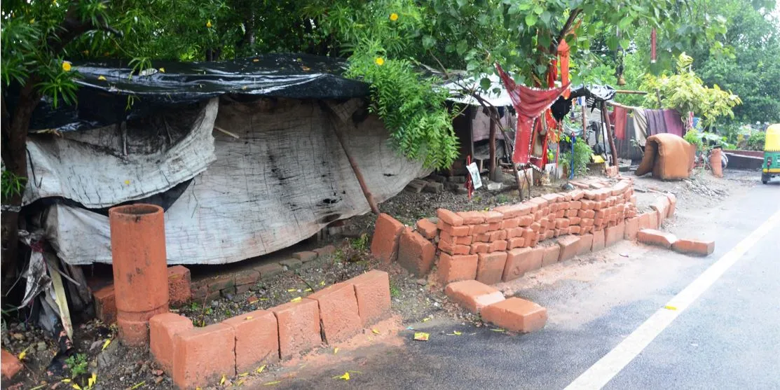 बरेली: आवास की योजनाएं तमाम फिर क्यों पोल खोल रहीं झोपड़ियां