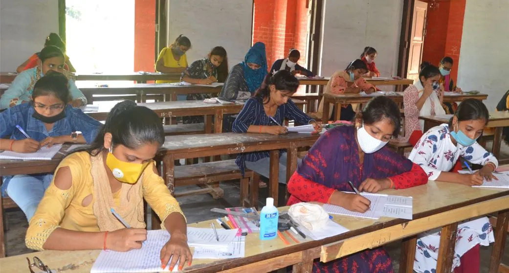 बरेली: शाहजहांपुर के दो कॉलेजों में मिली नकल सामग्री, एक छात्र पकड़ा