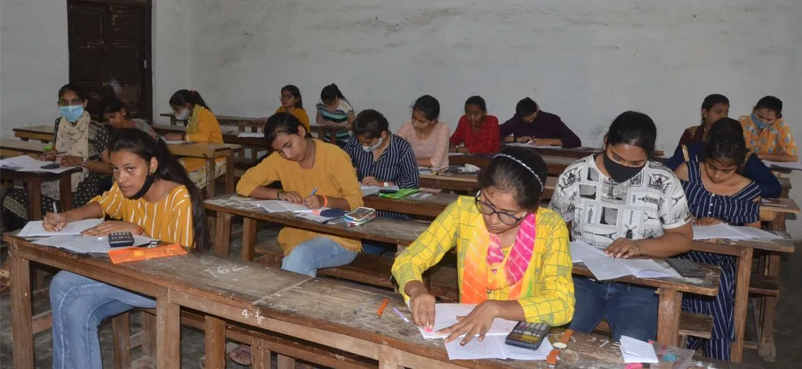 बरेली: 1277 छात्रों ने छोड़ी परीक्षा, तीन नकलची पकड़े