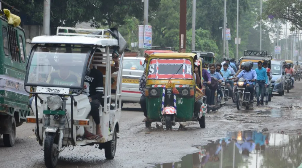 बरेली: बारिश से निचले इलाकों में भरा पानी, बिजली कटौती से लोग हुए बेहाल