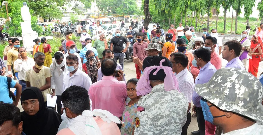 बरेली: डूडा के शिविर में बदइंतजामी, स्टेज पर चढ़ी भीड़ को खदेड़ा