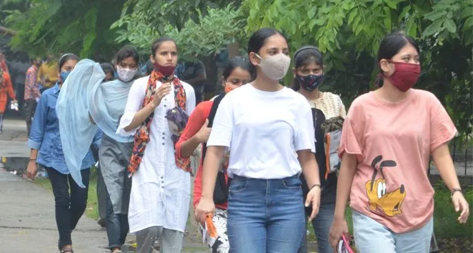 बरेली: 14 नकलची सामूहिक नकल करते पकड़े, शिक्षक के पास मिली पर्चियां