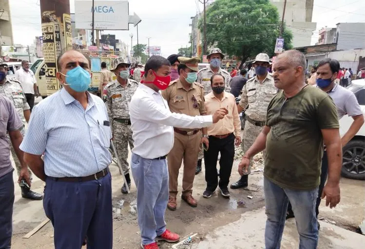 बरेली: नगर निगम ने चलाया अवैध कब्जे हटाने का अभियान, उलझे दुकानदार